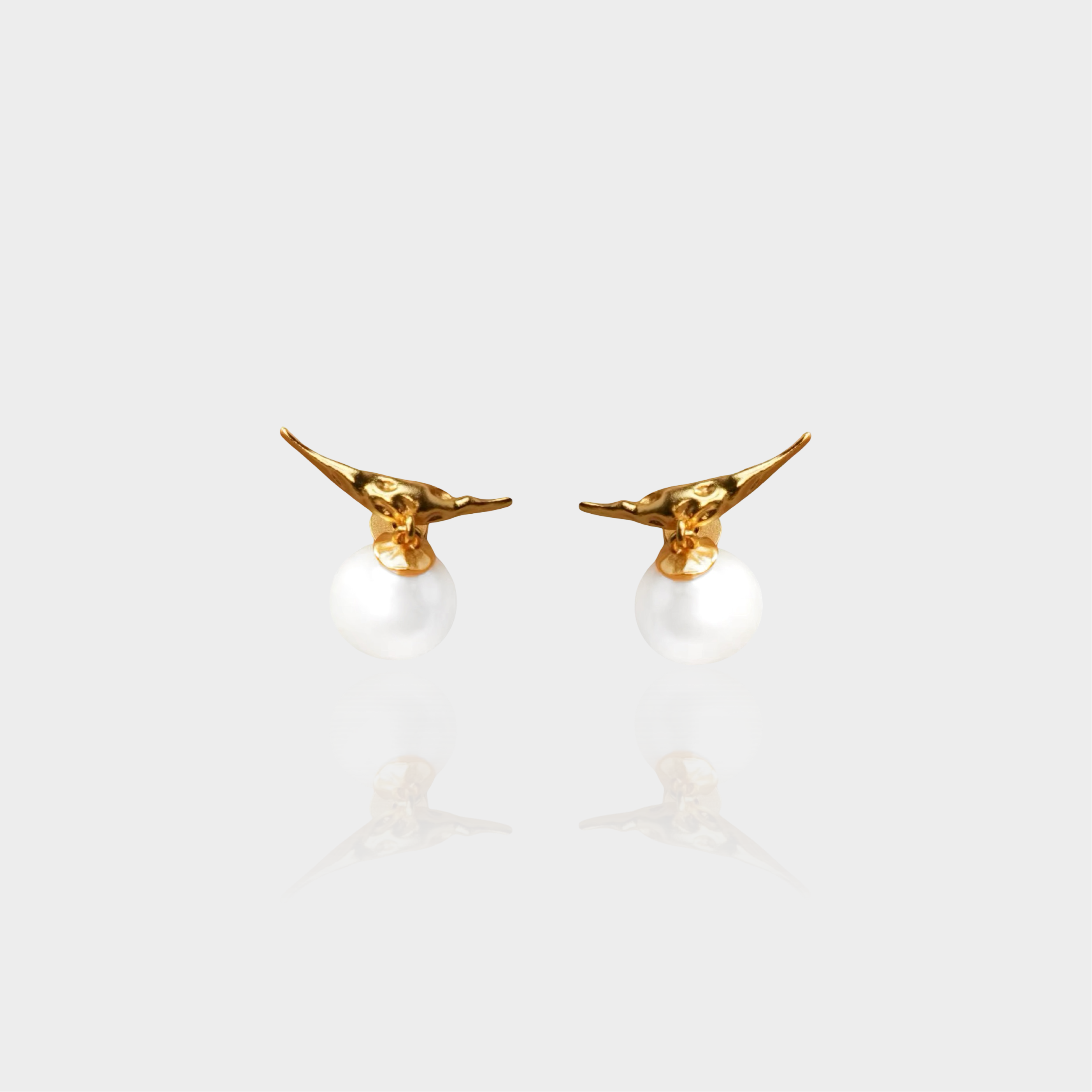 Bow Pearl Stud Earrings