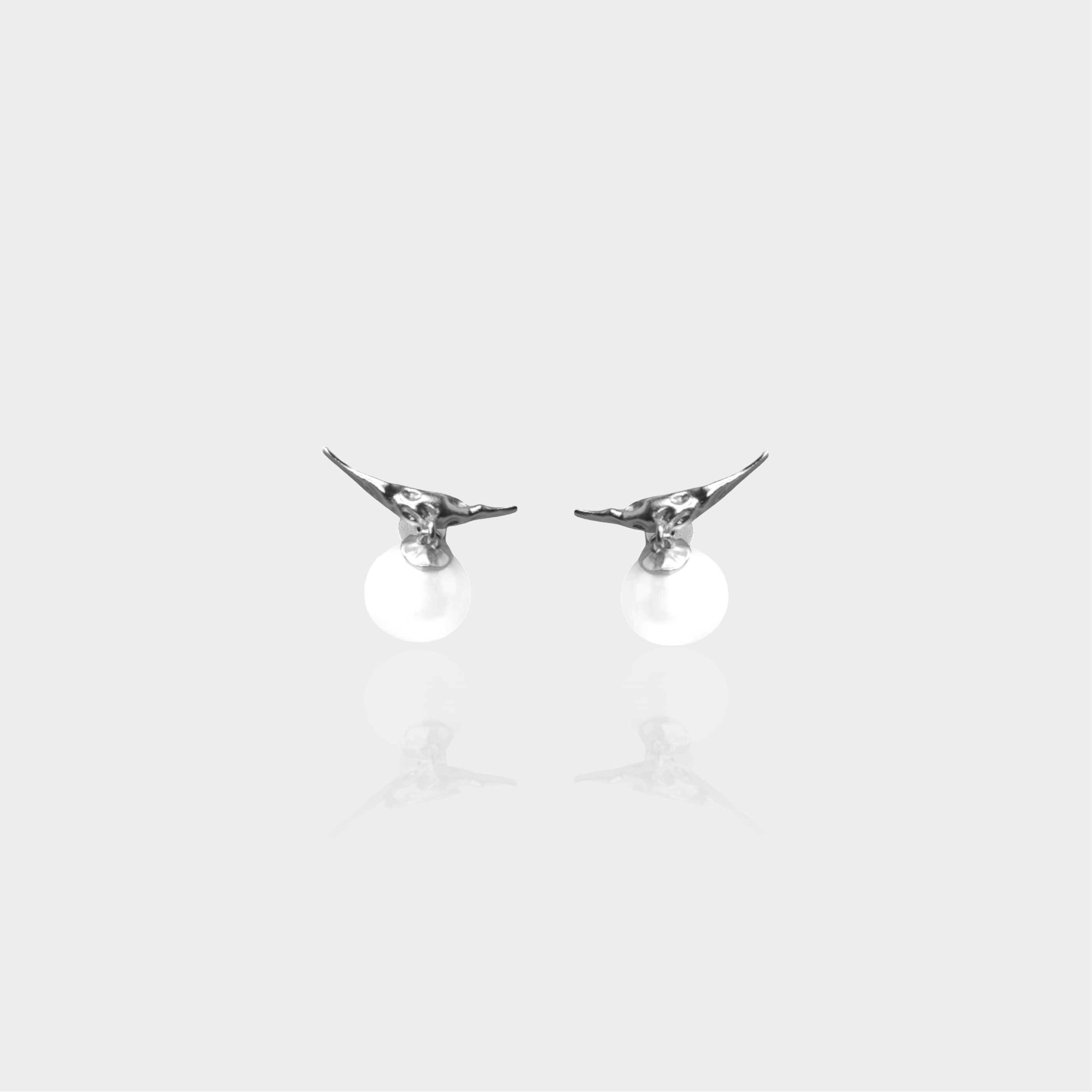 Bow Pearl Stud Earrings